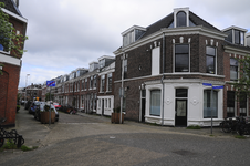 904175 Gezicht op de huizen Klaverstraat 54 (rechts) -lager te Utrecht, met op de voorgrond de kruising met de Bekkerstraat.